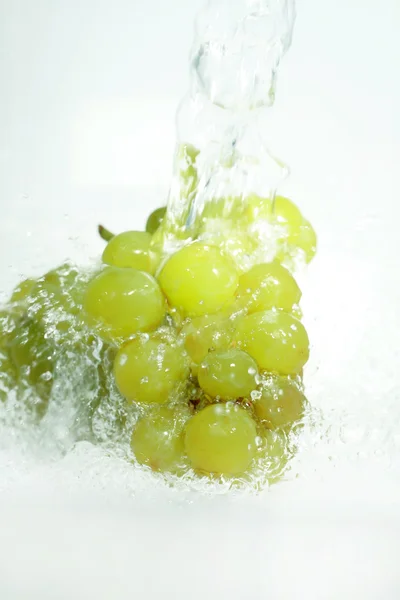 Зеленый виноград и вода — стоковое фото
