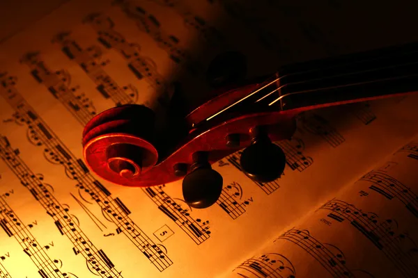 Violine und Notenblätter — Stockfoto