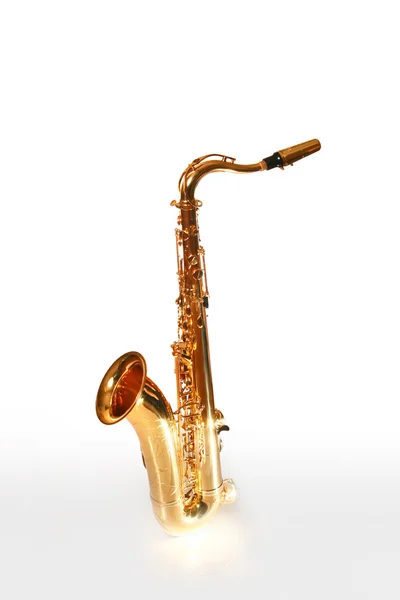 Saxofone no fundo branco — Fotografia de Stock