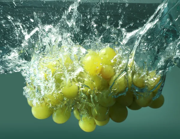 Grüne Trauben in reinem Wasser — Stockfoto