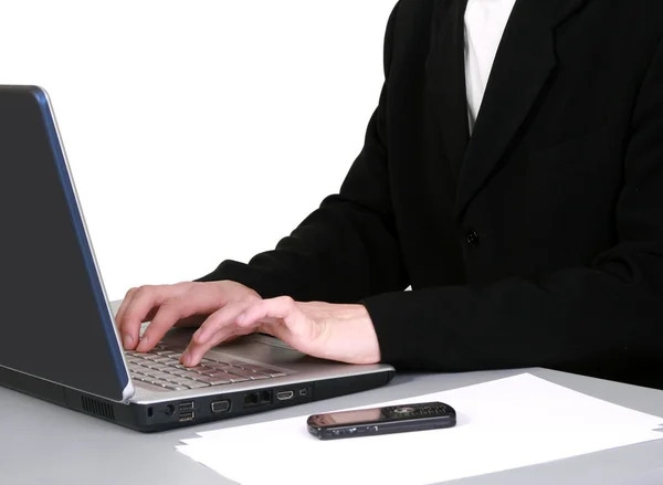 Giovane uomo d'affari utilizzando il computer portatile — Foto Stock