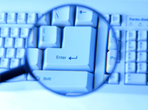 Ampliação de vidro no teclado — Fotografia de Stock