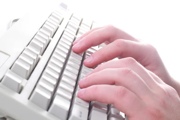 Close-up de mão tocando chaves do computador — Fotografia de Stock