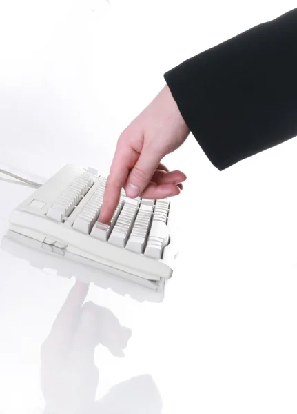 Close-up de mão tocando chaves do computador — Fotografia de Stock