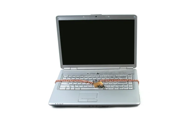 Ноутбук, завернутый в цепь с замком — стоковое фото