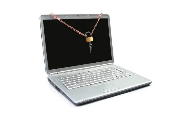 Strzał zbliżenie klawiatury laptopa zabezpieczone łańcuch i kłódkę — Zdjęcie stockowe