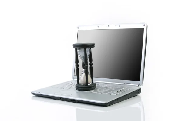 Laptop, Sandglas — Stockfoto