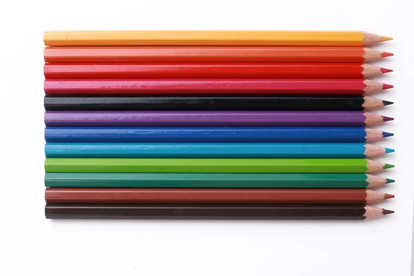 Ποικιλία από χρωματιστά μολύβια με σκιά σε άσπρο φόντο — Φωτογραφία Αρχείου
