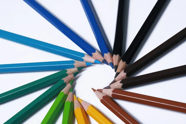 Асортимент кольорових олівців з тіні на білому тлі — стокове фото
