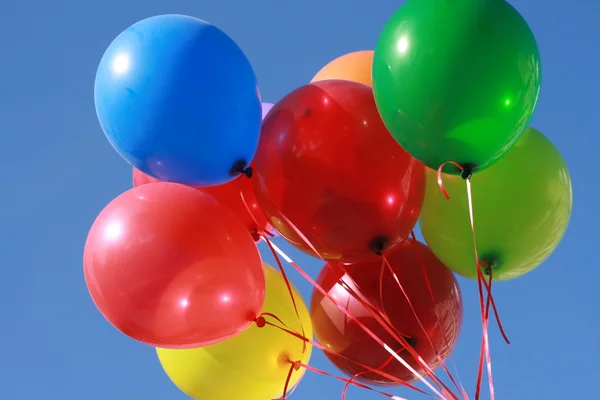 Skupina balónků na obloze — Stock fotografie