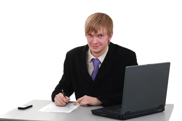 La mano del hombre con pluma anotando notas con el ordenador portátil en el fondo —  Fotos de Stock