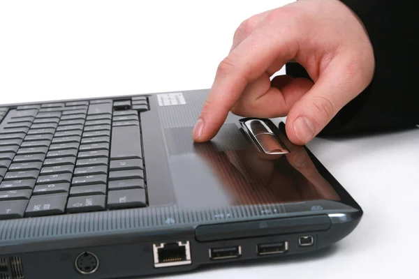 Udany młody biznesmen korzysta z laptopa — Zdjęcie stockowe