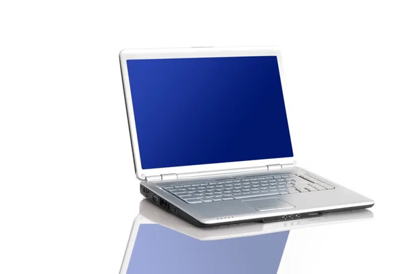 Laptop isolerade på vitt med reflektioner på glasbord — Stockfoto