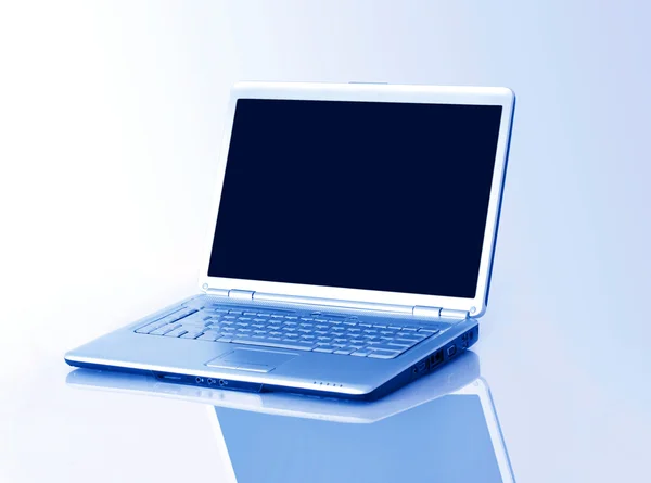 Laptop aislado en blanco con reflejos en mesa de cristal —  Fotos de Stock