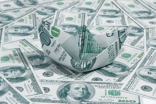 Barca fatta di banconote da un dollaro. concetto di finanziamento . — Foto Stock