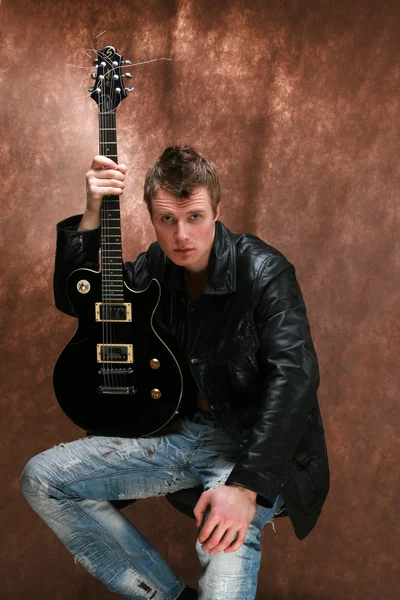 O jovem com uma guitarra — Fotografia de Stock