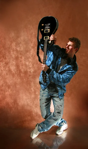 Der junge Mann mit der Gitarre — Stockfoto