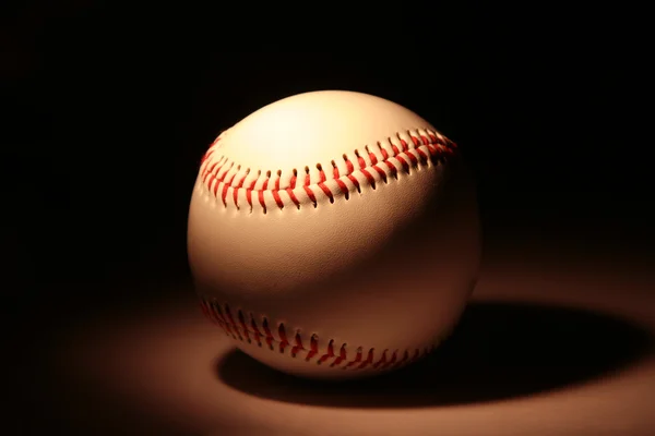 어둠 속에서 야구 볼 스톡 사진