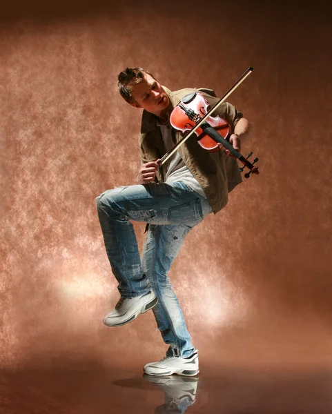 바이올린과 젊은 남자 스톡 이미지
