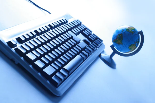 Globo e teclado — Fotografia de Stock