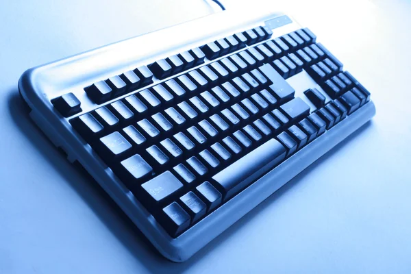 Синяя клавиатура изолирована на белом — стоковое фото