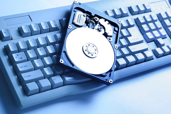 HDD над білою клавіатурою — стокове фото