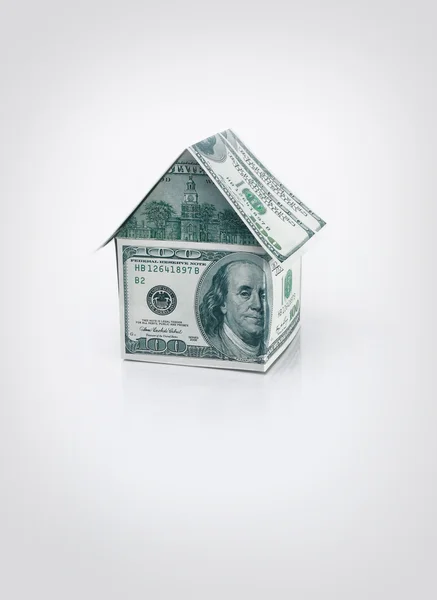 Das Haus des Geldes isoliert und reflektiert — Stockfoto