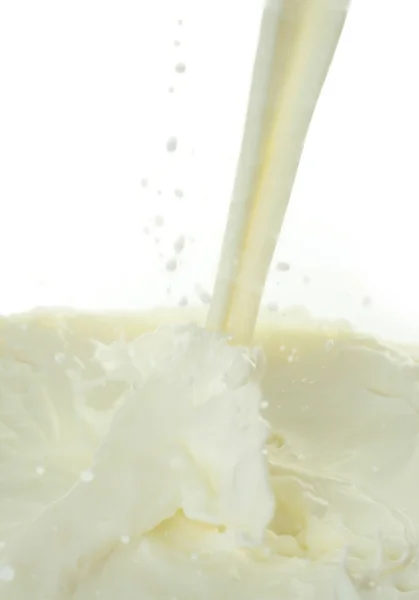 La leche sabrosa y fresca, que es vertida — Foto de Stock
