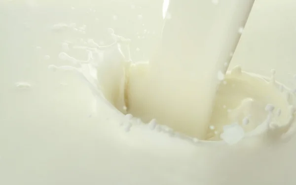 De lekkere en verse melk die wordt gegoten — Stockfoto