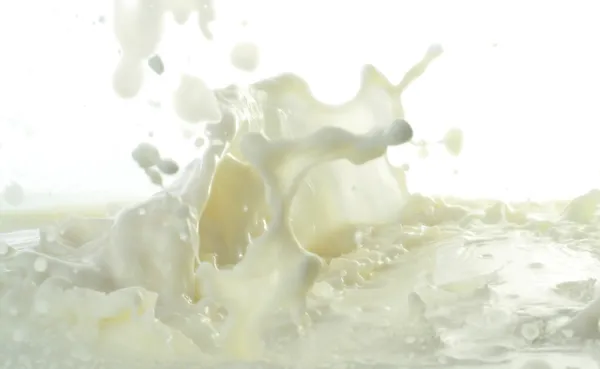 Susu segar dan lezat yang dituangkan — Stok Foto