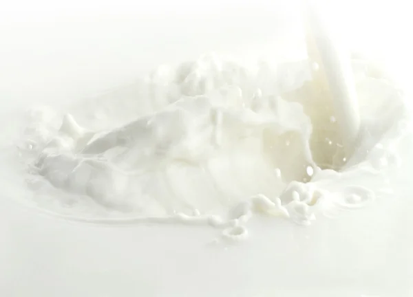 Смачне і свіже молоко, яке наливається — стокове фото