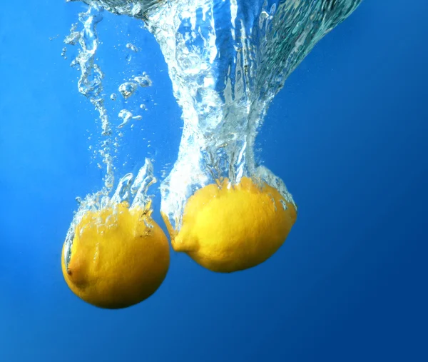 两个新鲜柠檬 — 图库照片
