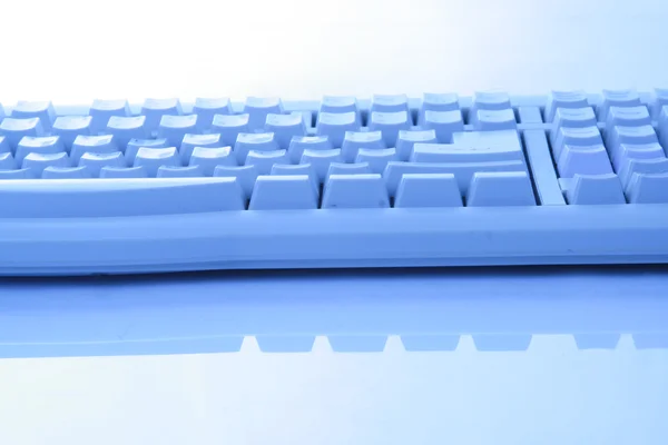 孤立在白色的蓝色键盘 — 图库照片