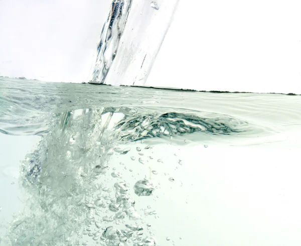 白い背景で隔離の水 — ストック写真