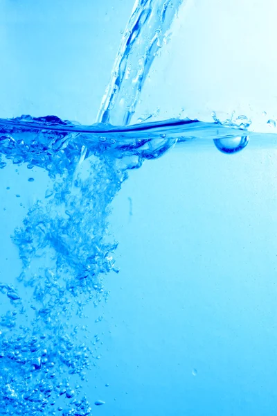 Mavi bir arka plan üzerinde izole su — Stok fotoğraf