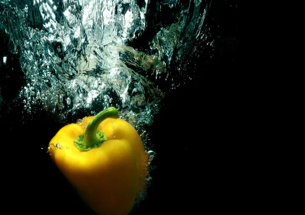 在黑色的水黄椒 — 图库照片