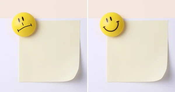 O papel curvado de um lembrete com o sorriso — Fotografia de Stock