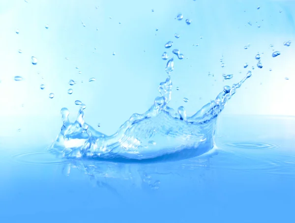 Gnistor av blå vatten på en blå bak — Stockfoto