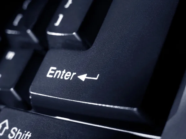 Ange nyckeln som fokuserade på ett tangentbord — Stockfoto