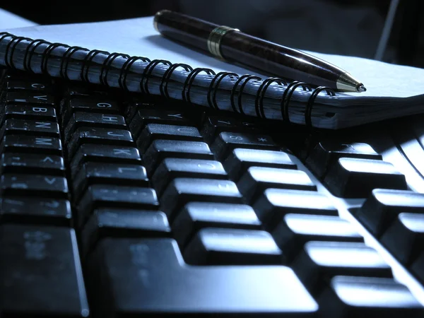 Клавиатура с ручкой — стоковое фото