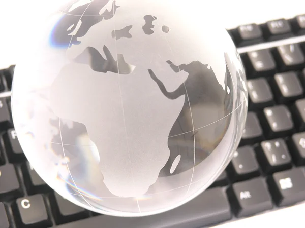 O globo de vidro no teclado — Fotografia de Stock