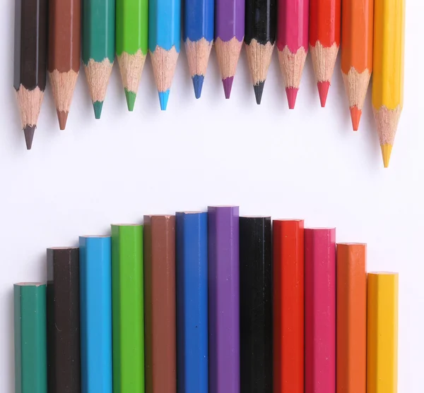 Duas fileiras de lápis de cor de madeira — Fotografia de Stock