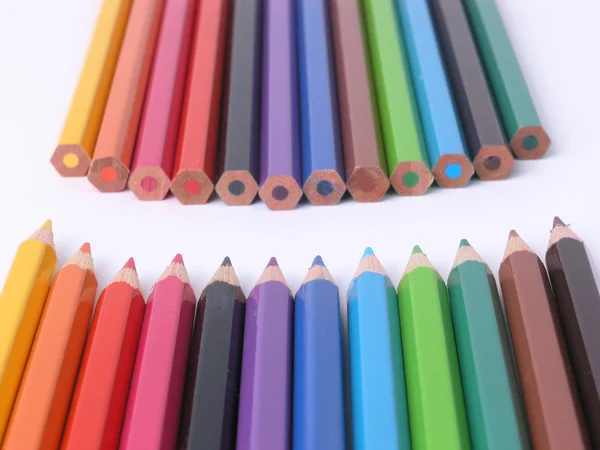 Duas fileiras de lápis de cor de madeira — Fotografia de Stock