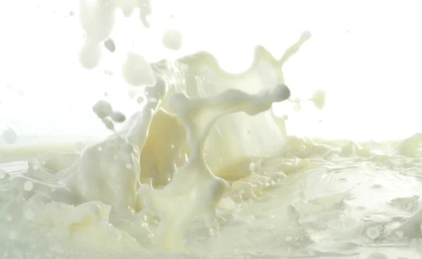 Az ízletes és friss tejet öntenek Jogdíjmentes Stock Fotók