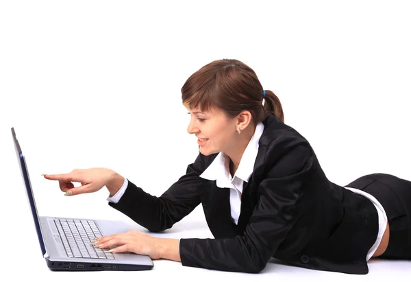 Femme d'affaires avec un ordinateur portable de travail — Photo