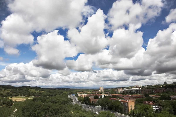 Våren himlen ovanför madrid. — Stockfoto