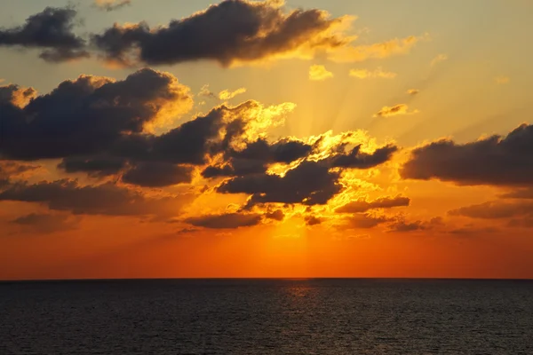 Coucher de soleil scintillant au-dessus de la mer — Photo