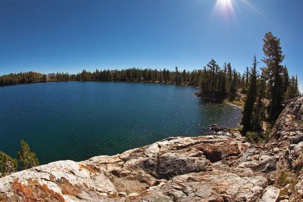 El lago transparente en el parque Yosemite —  Fotos de Stock