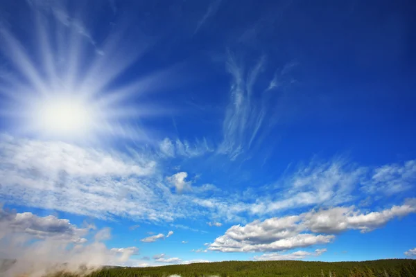Yüksek koyu mavi gökyüzü — Stok fotoğraf
