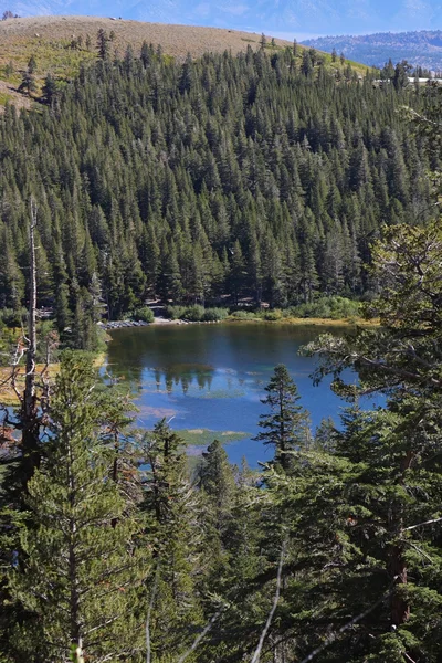 壮大な山の湖 — ストック写真